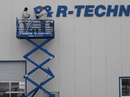 Montage Logo R&R-Beth an Fassade